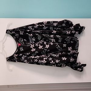 Ladies XL Vince Camuto Black Floral Blouse with open long flared sleeves